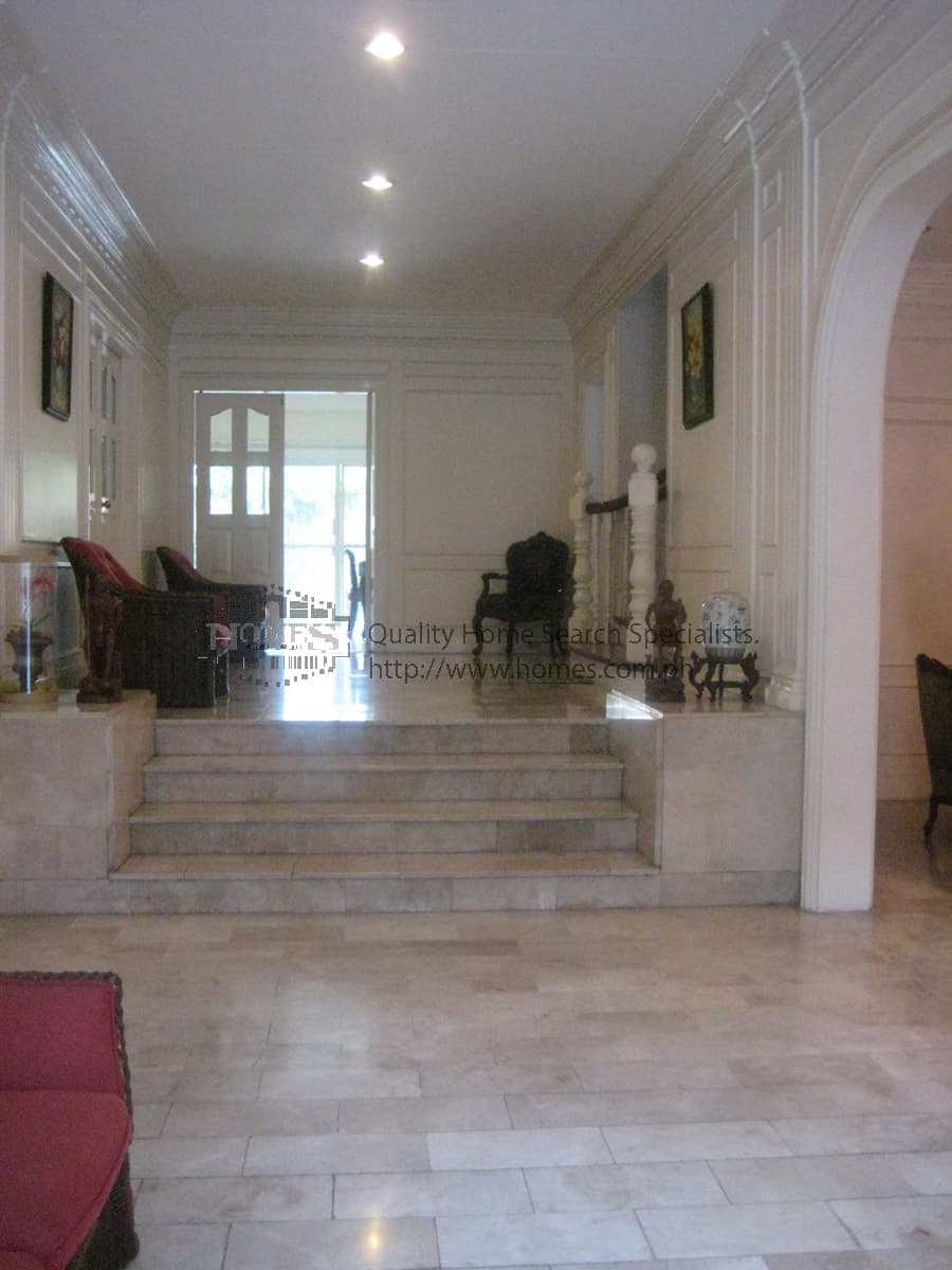 Elegant columned 2 -storey - photo 5