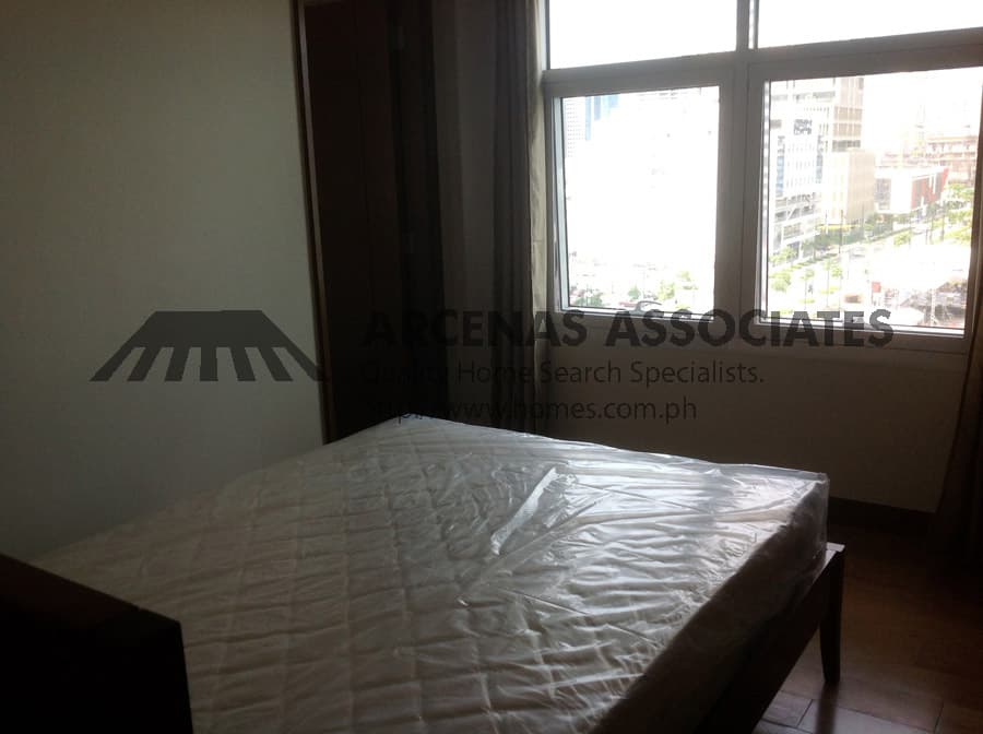 Posh 3 bedroom Serendra unit - photo 5