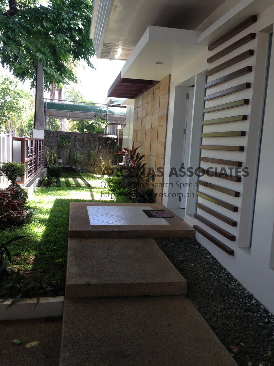 Functional Modern 4 bedroom bungalow - photo 2
