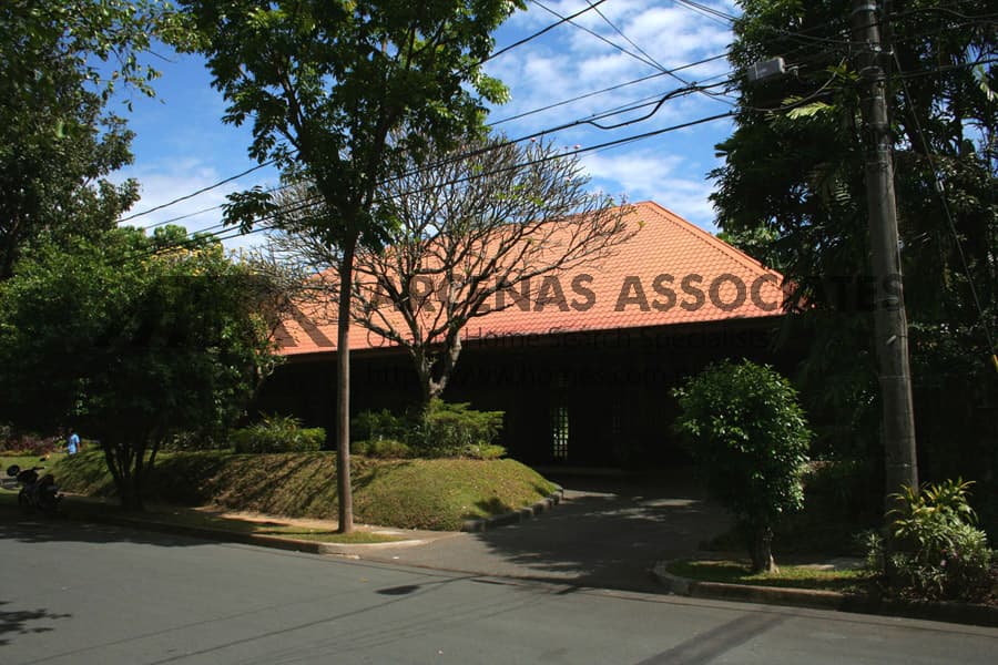 Classical adobe 4 bedroom bungalow - Dasmarinas Village, Makati - photo 1