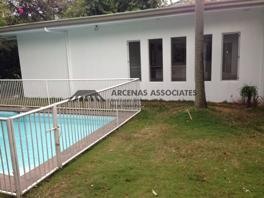 Upgraded 4 bedroom bungalow - photo 2