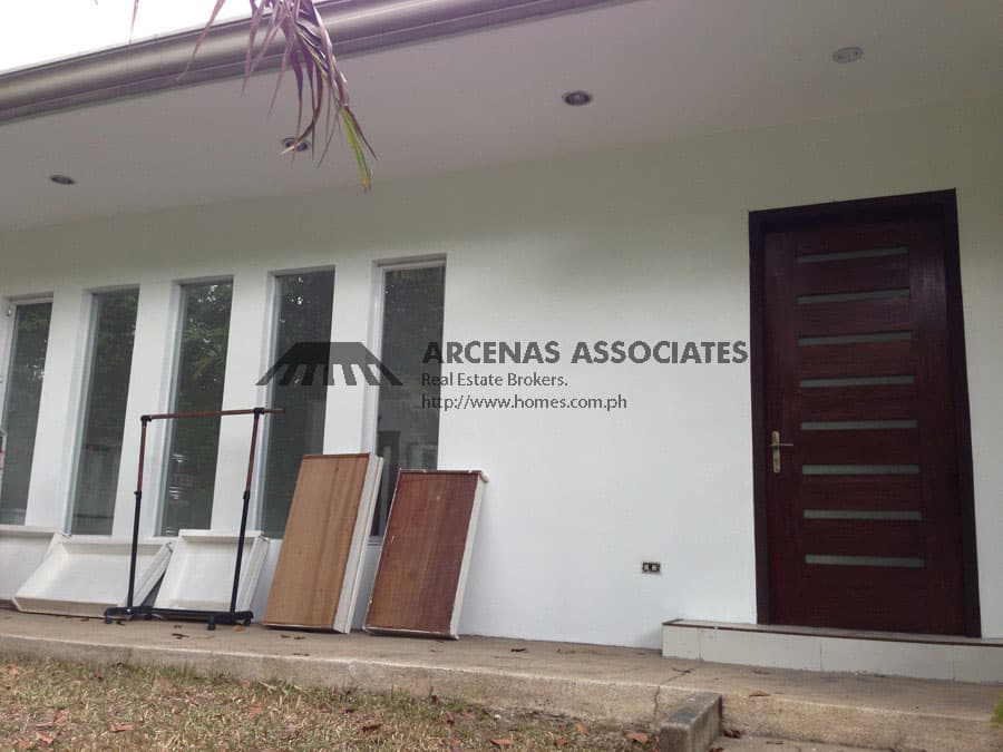 Upgraded 4 bedroom bungalow - photo 3