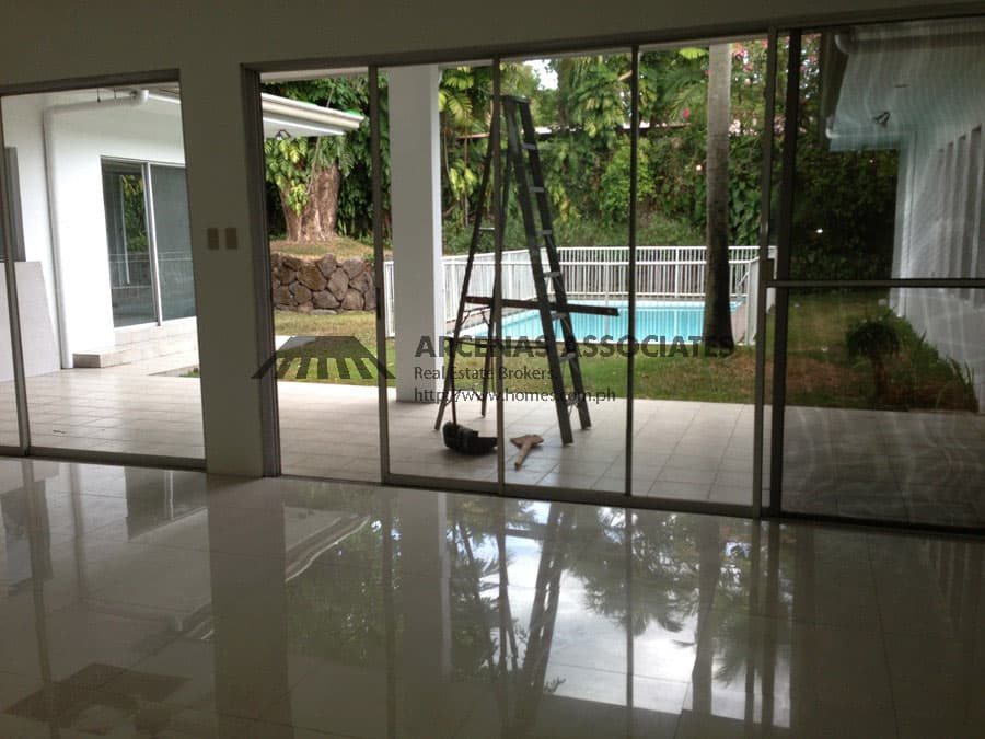 Upgraded 4 bedroom bungalow - photo 4