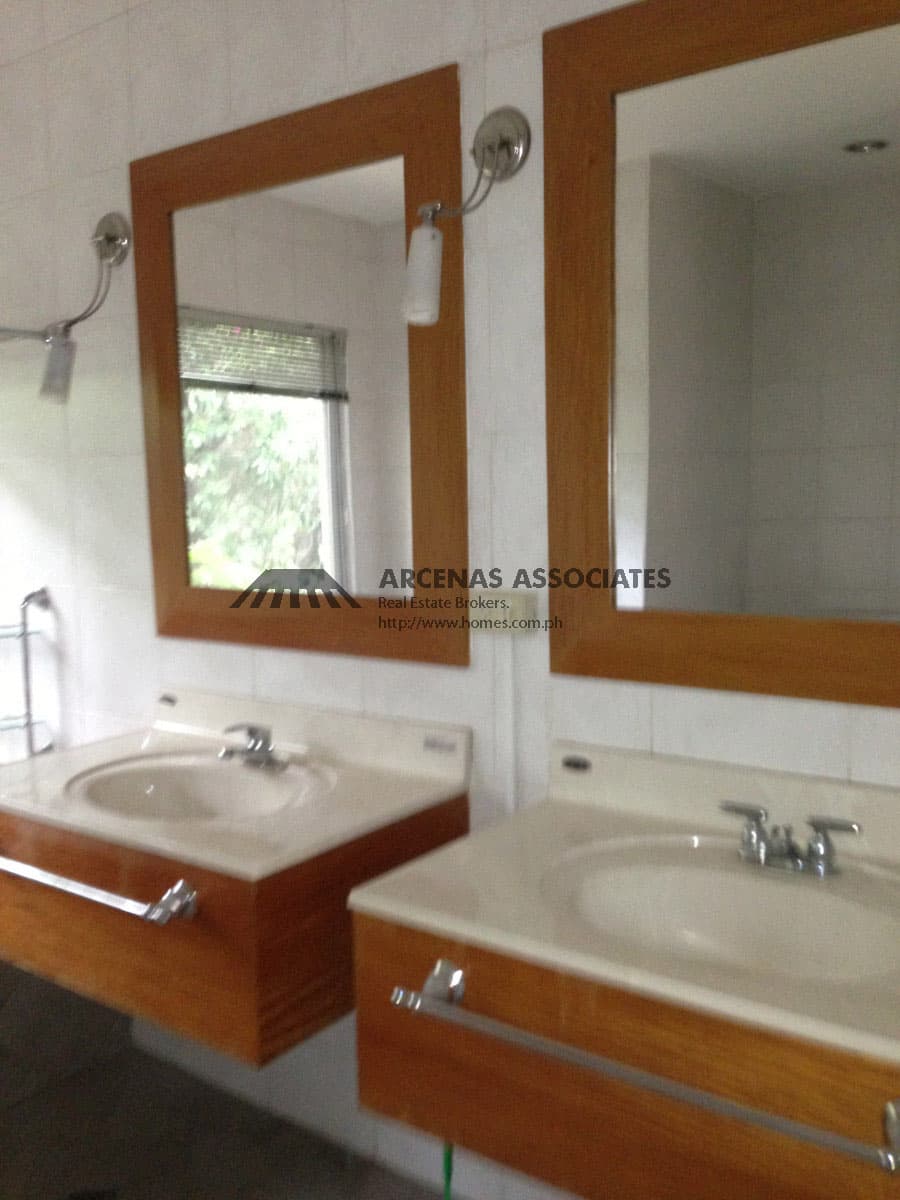 Upgraded 4 bedroom bungalow - photo 5