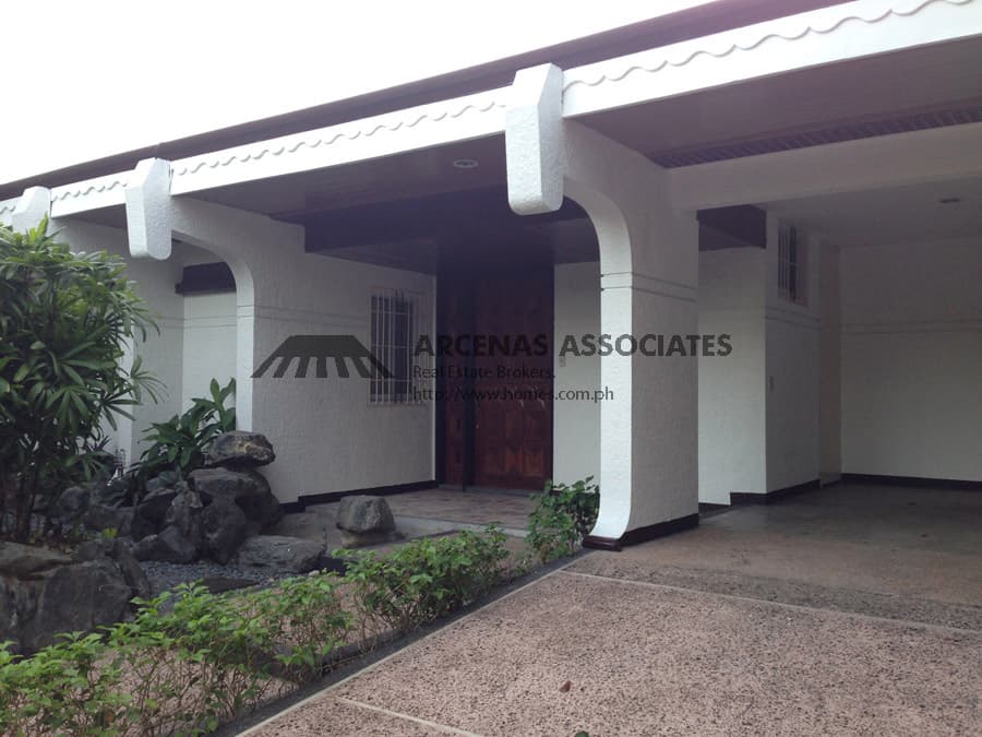 Easy on the pocket retro 2-storey - Dasmarinas Village, Makati - photo 1
