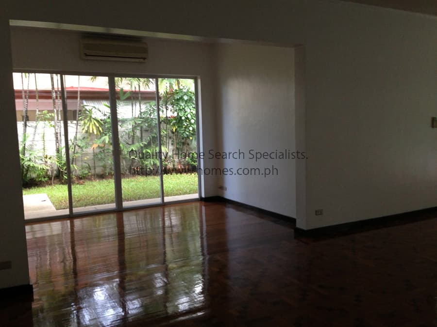 Upgraded 2 storey with playroom - photo 5