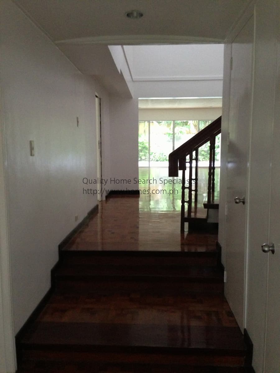 Upgraded 2 storey with playroom - photo 2