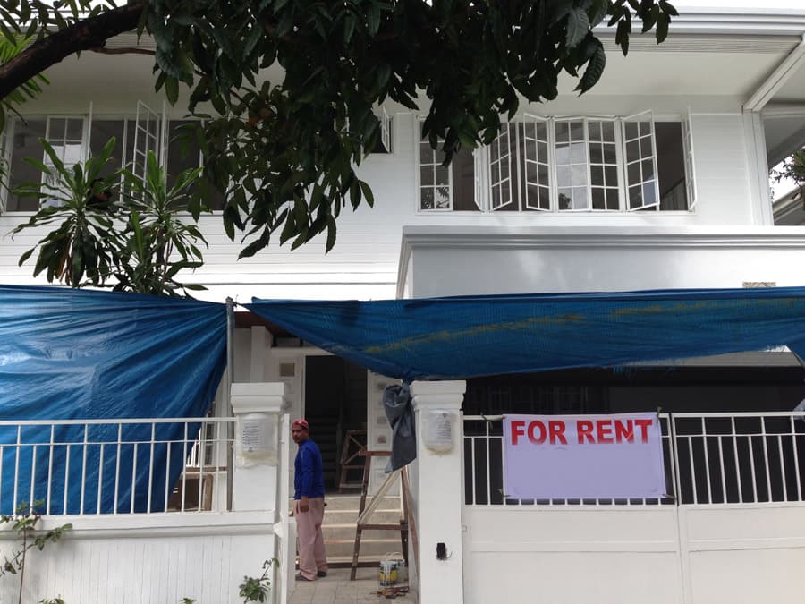 Tree surrounded 2 storey - Dasmarinas Village, Makati - photo 1