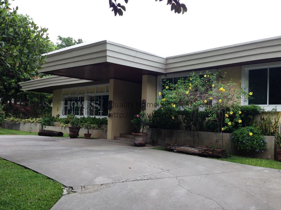 Well layed-out bungalow - Forbes Park, Makati - photo 1