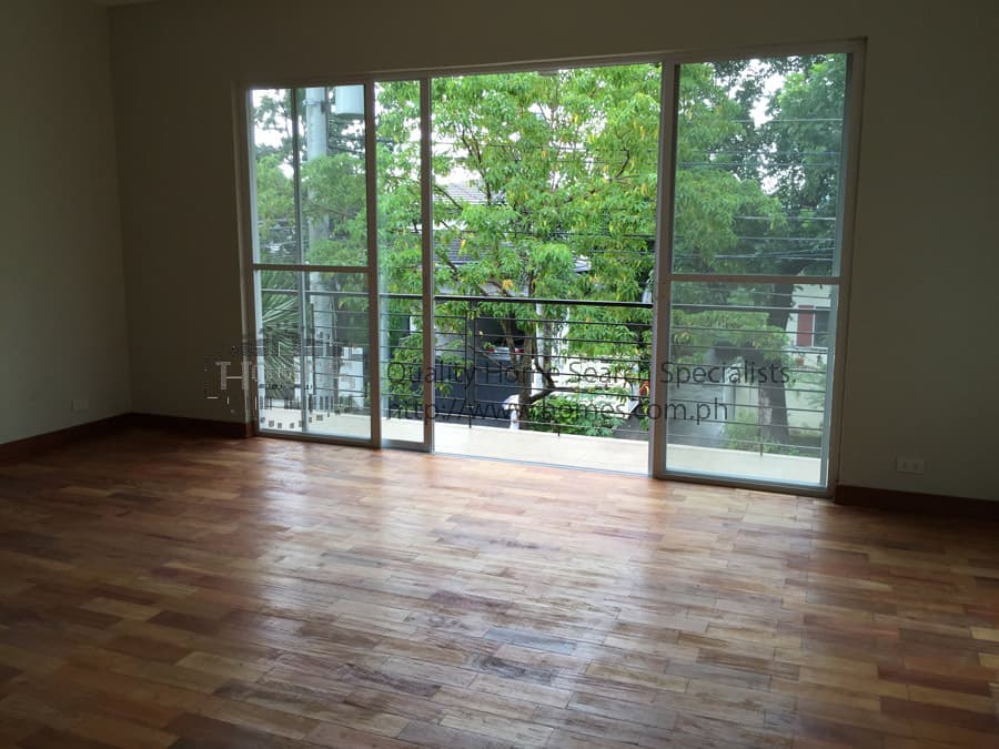 Well lit 2-storey - photo 2
