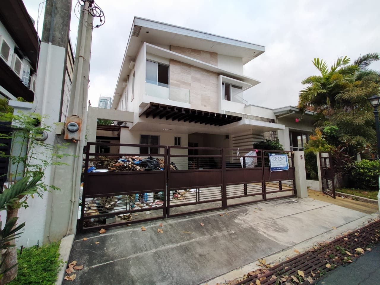 New and modern 2-storey - San Lorenzo, Makati - photo 1