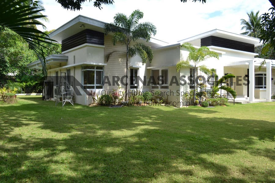 Green and Sunlit modern bungalow with den - Forbes Park, Makati - photo 1