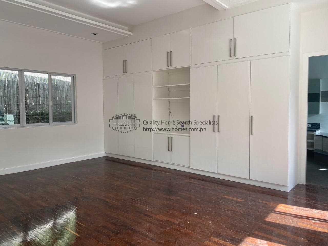 A contemporary residence - photo 4