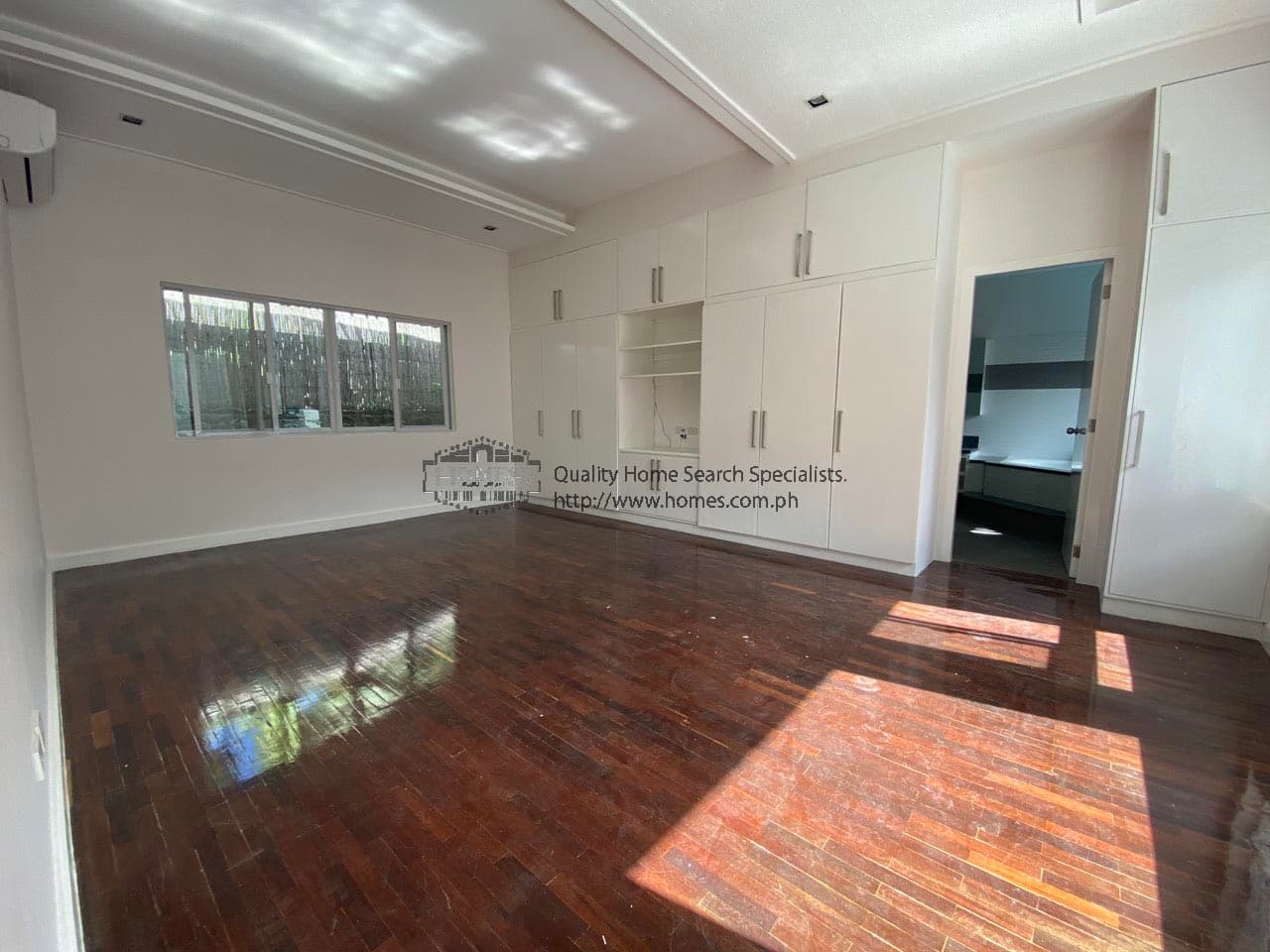 A contemporary residence - photo 5