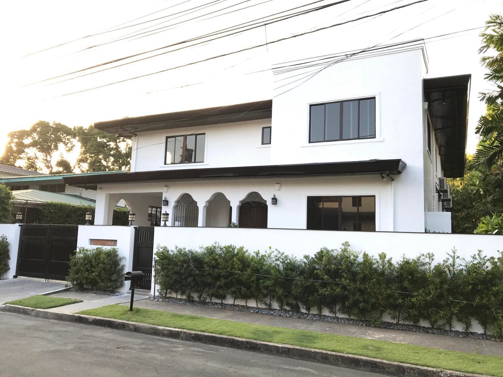 Modernized spanish 2-storey - Dasmarinas Village, Makati - photo 1
