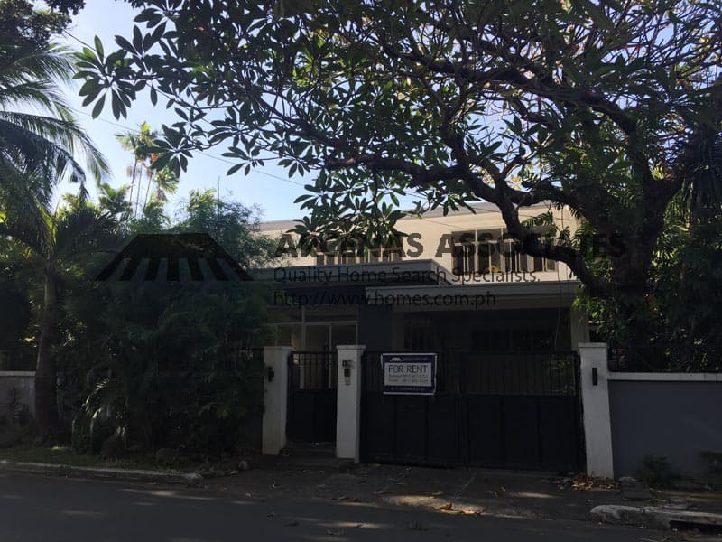 Modestly priced renovated bungalow - San Lorenzo, Makati - photo 1