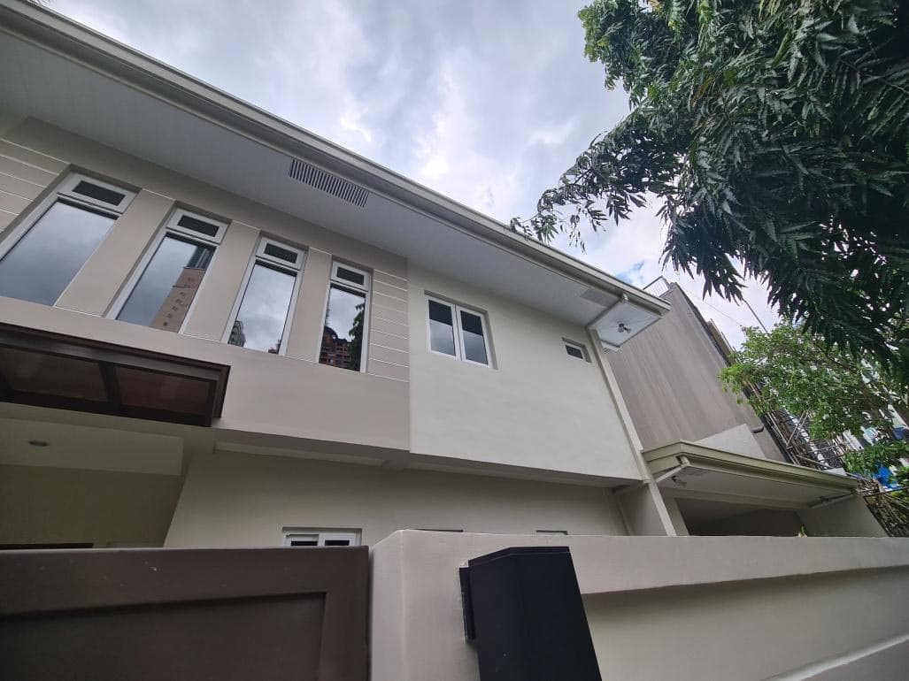 Modern Home with Decorative Ceiling and Private Pool - photo 4