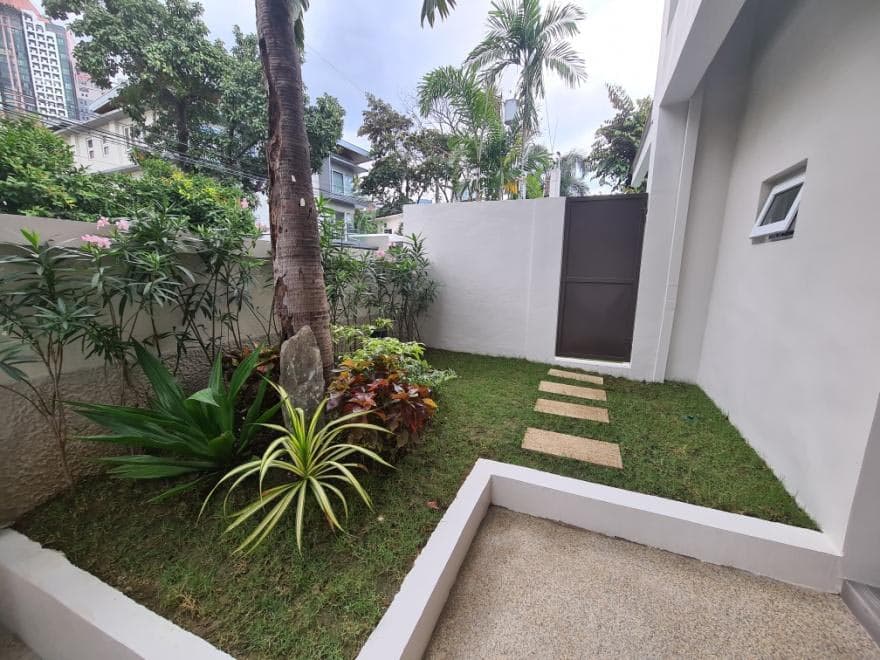 Modern Home with Decorative Ceiling and Private Pool - photo 5