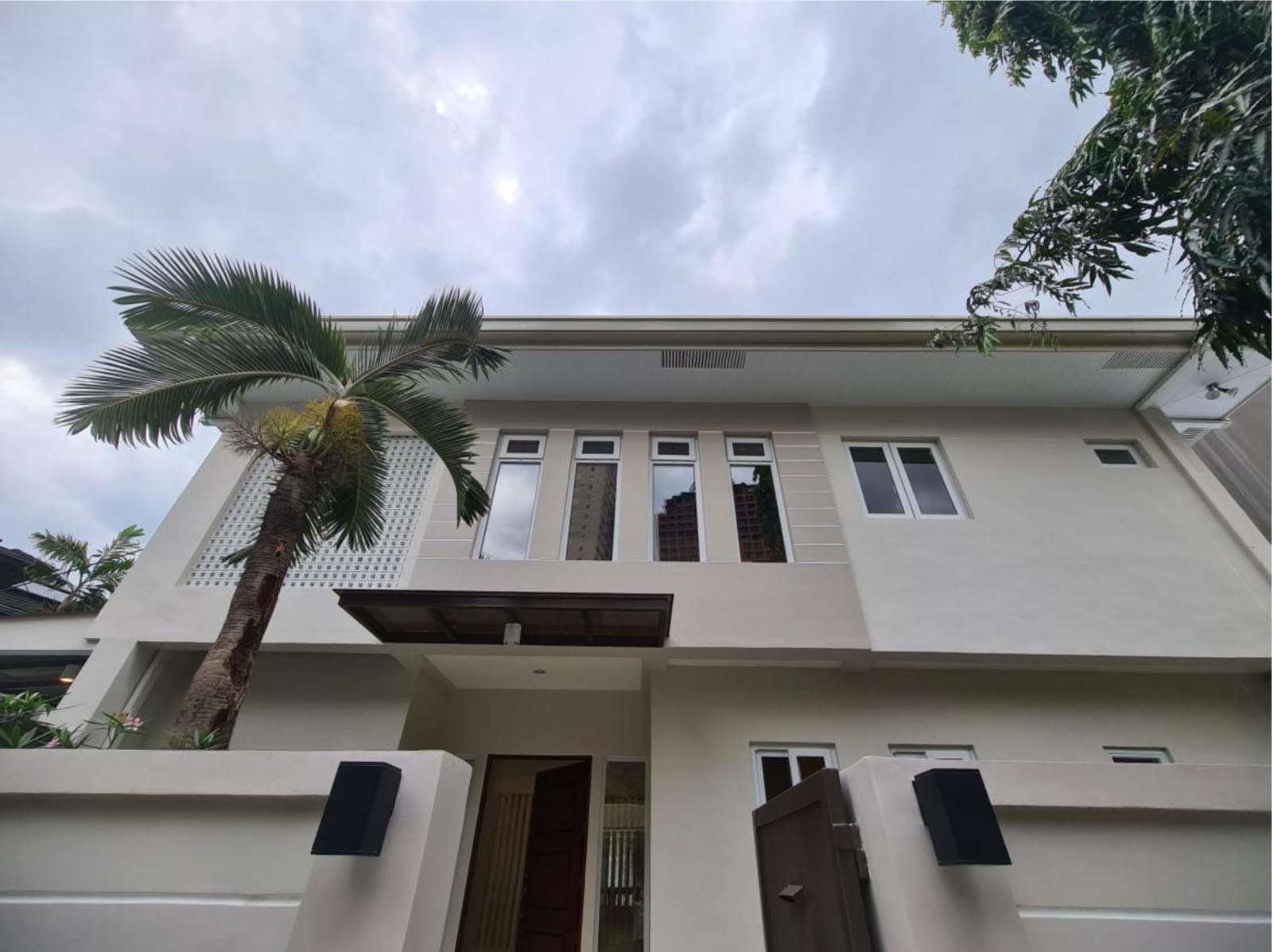 Modern Home with Decorative Ceiling and Private Pool - photo 2