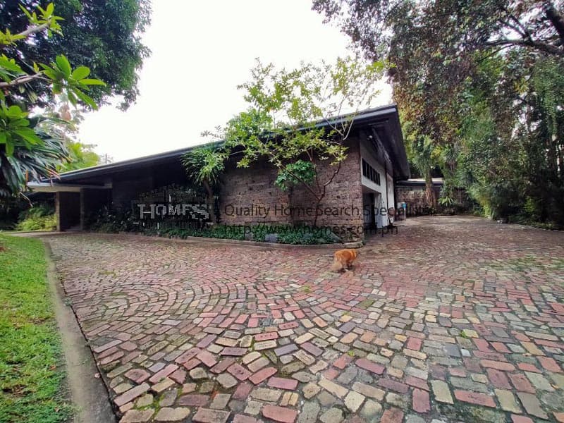 Spacious 2-Storey House - Forbes Park, Makati - photo 1