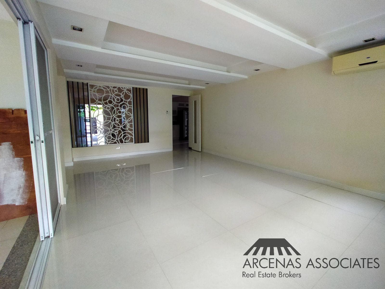 Well spaced modern Two Storey - photo 2