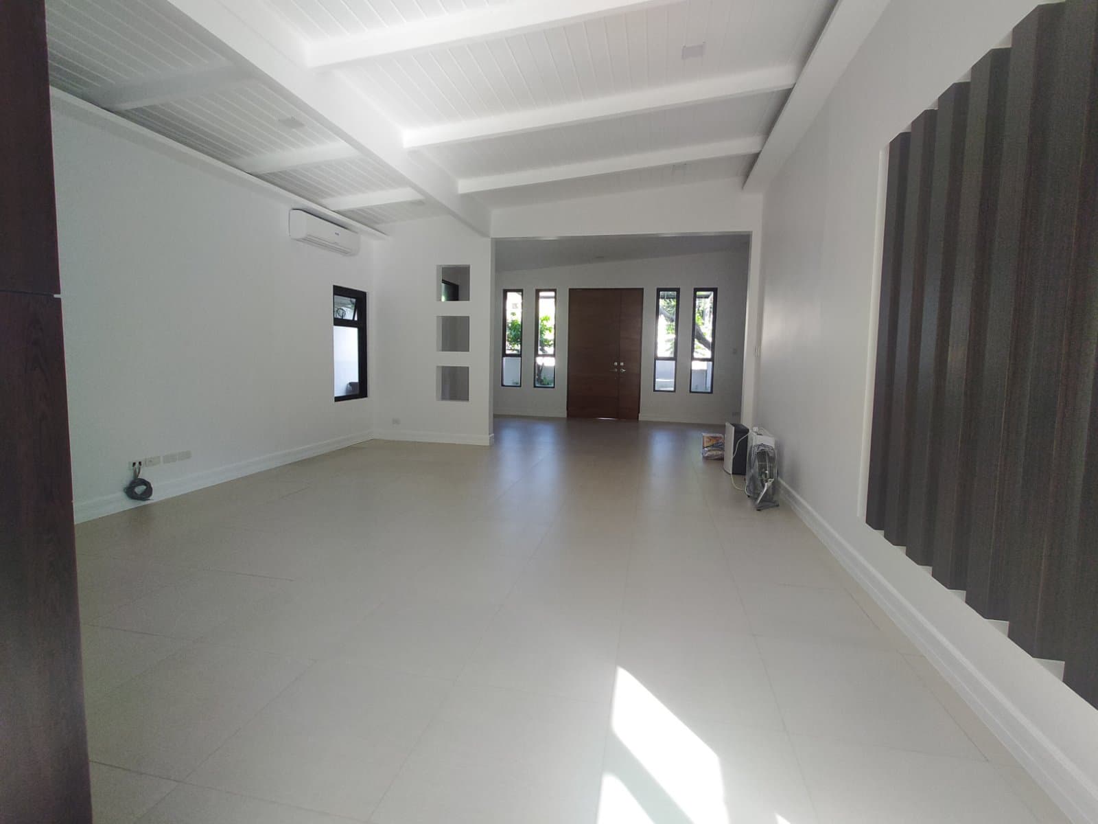 Cozy and Stylish 2-storey - San Lorenzo, Makati - photo 1