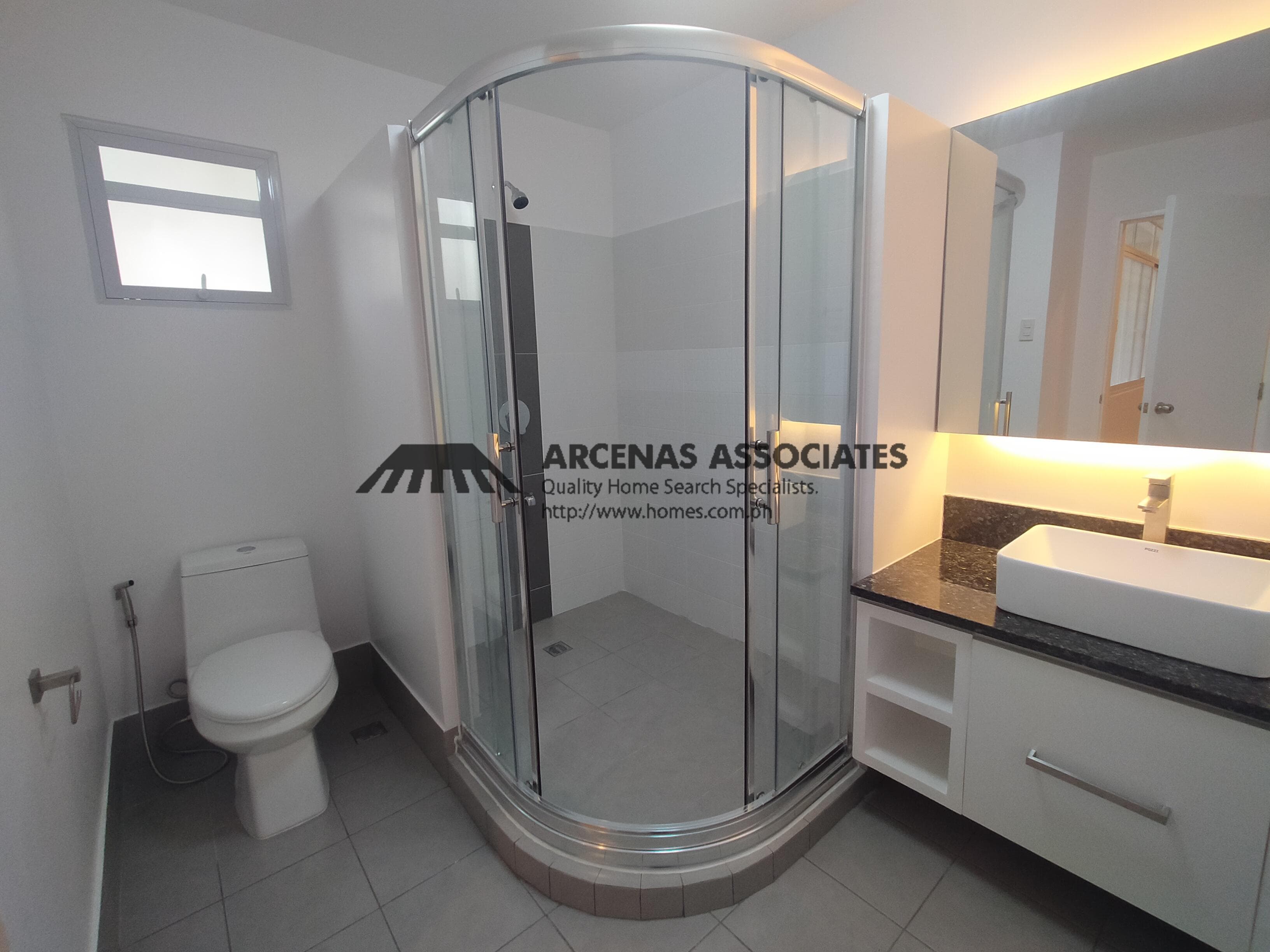 Modern corner 5 Bedroom House - Dasmarinas Village, Makati - photo 1